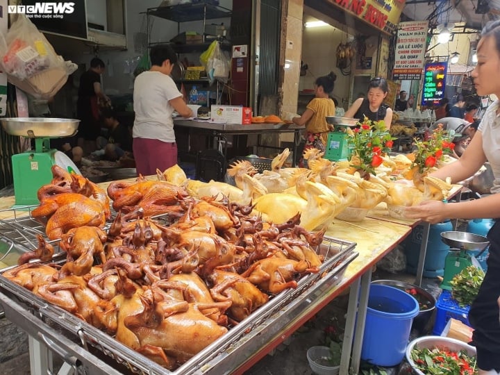 Đủ món hàng bắt mắt tại chợ nhà giàu Hà Nội ngày Rằm tháng Bảy-8