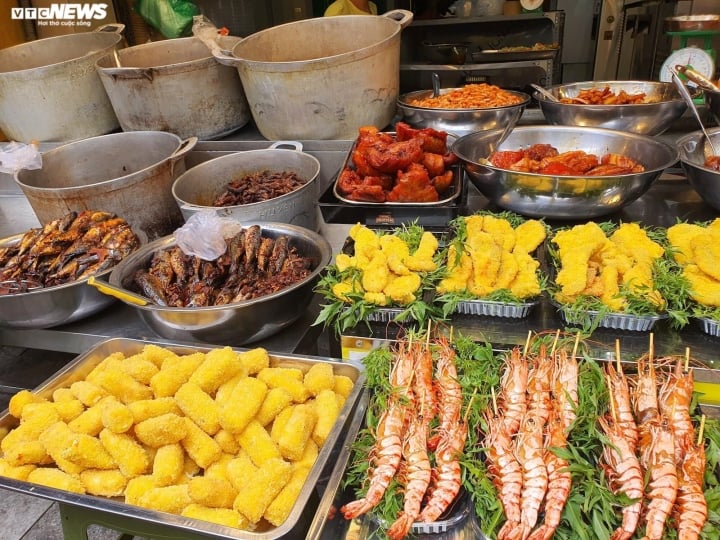 Đủ món hàng bắt mắt tại chợ nhà giàu Hà Nội ngày Rằm tháng Bảy-9