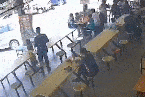 Tài xế đạp nhầm ga, ô tô lao thẳng xuống cửa nhà dân-1