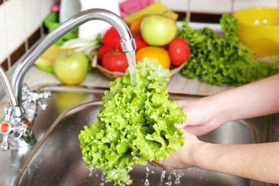 Sai lầm khi rửa trái cây và rau quả khiến vừa mất hết chất vừa rước độc vào người