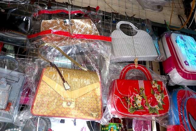 Lên phố cổ sắm hàng hiệu cho người cõi âm-1