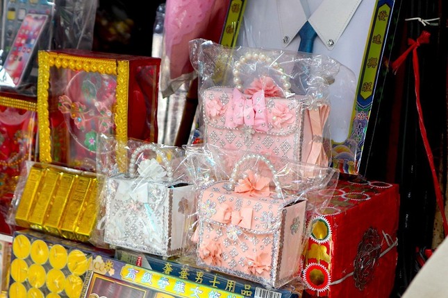 Lên phố cổ sắm hàng hiệu cho người cõi âm-2