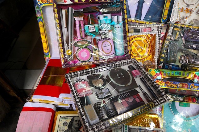 Lên phố cổ sắm hàng hiệu cho người cõi âm-3