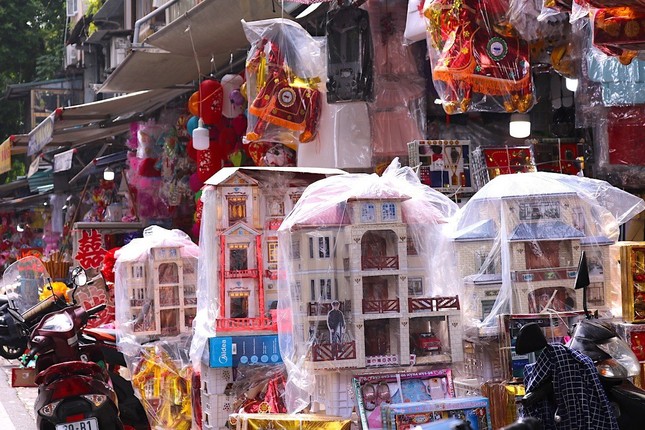 Lên phố cổ sắm hàng hiệu cho người cõi âm-4