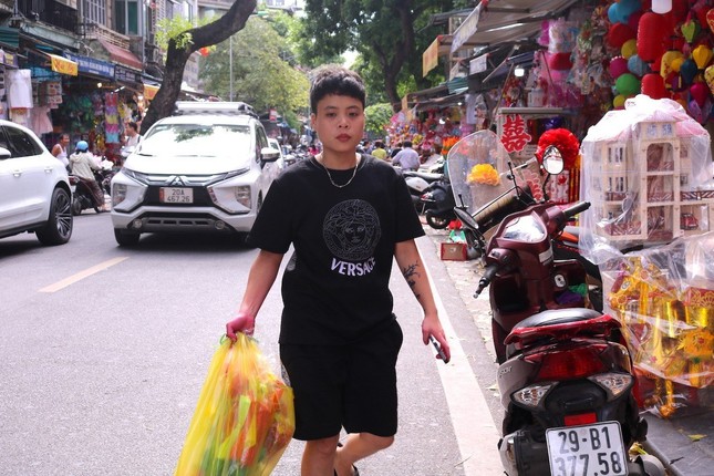 Lên phố cổ sắm hàng hiệu cho người cõi âm-5