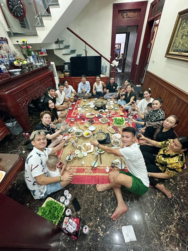 Gia đình Quang Hải, Văn Hậu tụ tập liên hoan, Văn Đức đưa con về quê ăn Rằm tháng 7-1