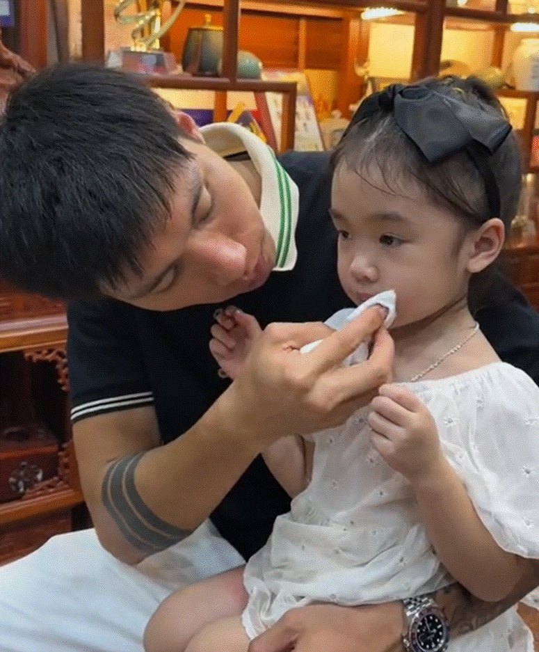 Gia đình Quang Hải, Văn Hậu tụ tập liên hoan, Văn Đức đưa con về quê ăn Rằm tháng 7-2