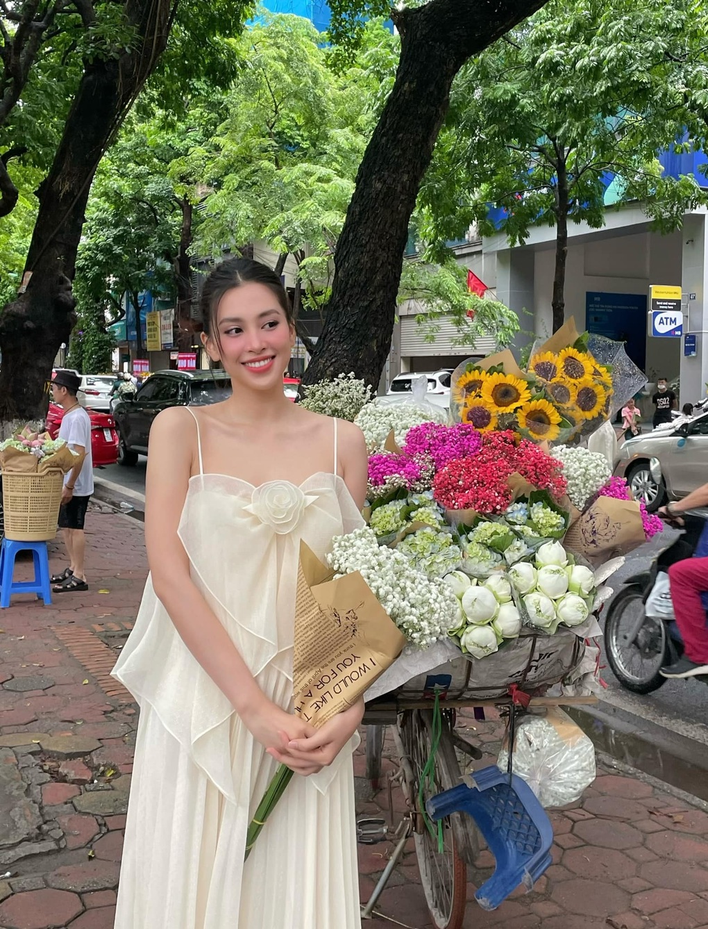 Dàn hoa hậu giản dị xuống phố mùa thu Hà Nội, chụp ảnh bên xe hoa-1