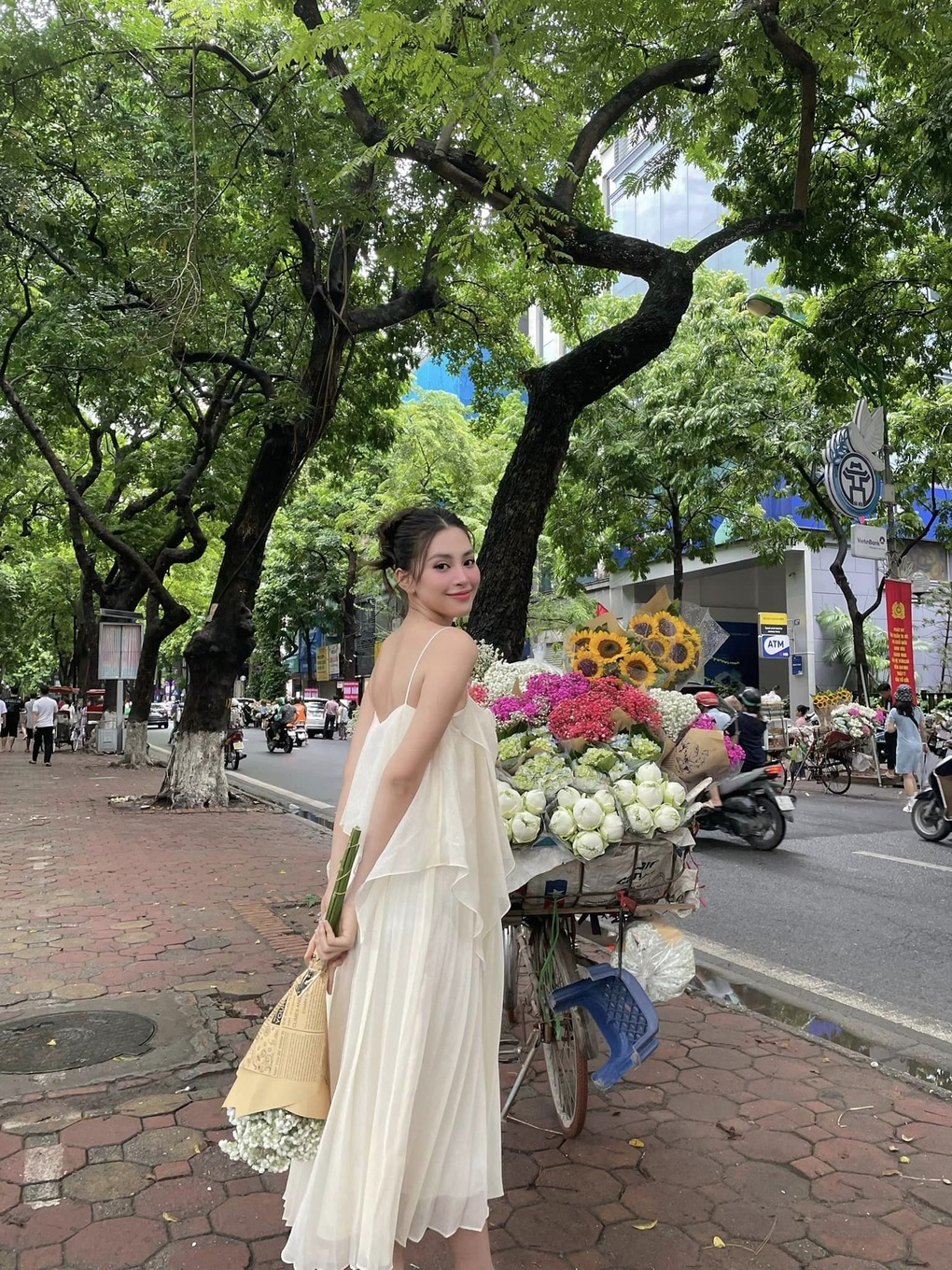Dàn hoa hậu giản dị xuống phố mùa thu Hà Nội, chụp ảnh bên xe hoa-2