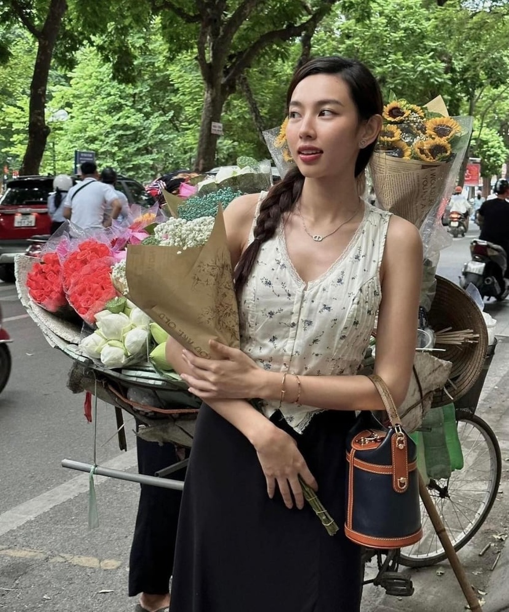 Dàn hoa hậu giản dị xuống phố mùa thu Hà Nội, chụp ảnh bên xe hoa-4