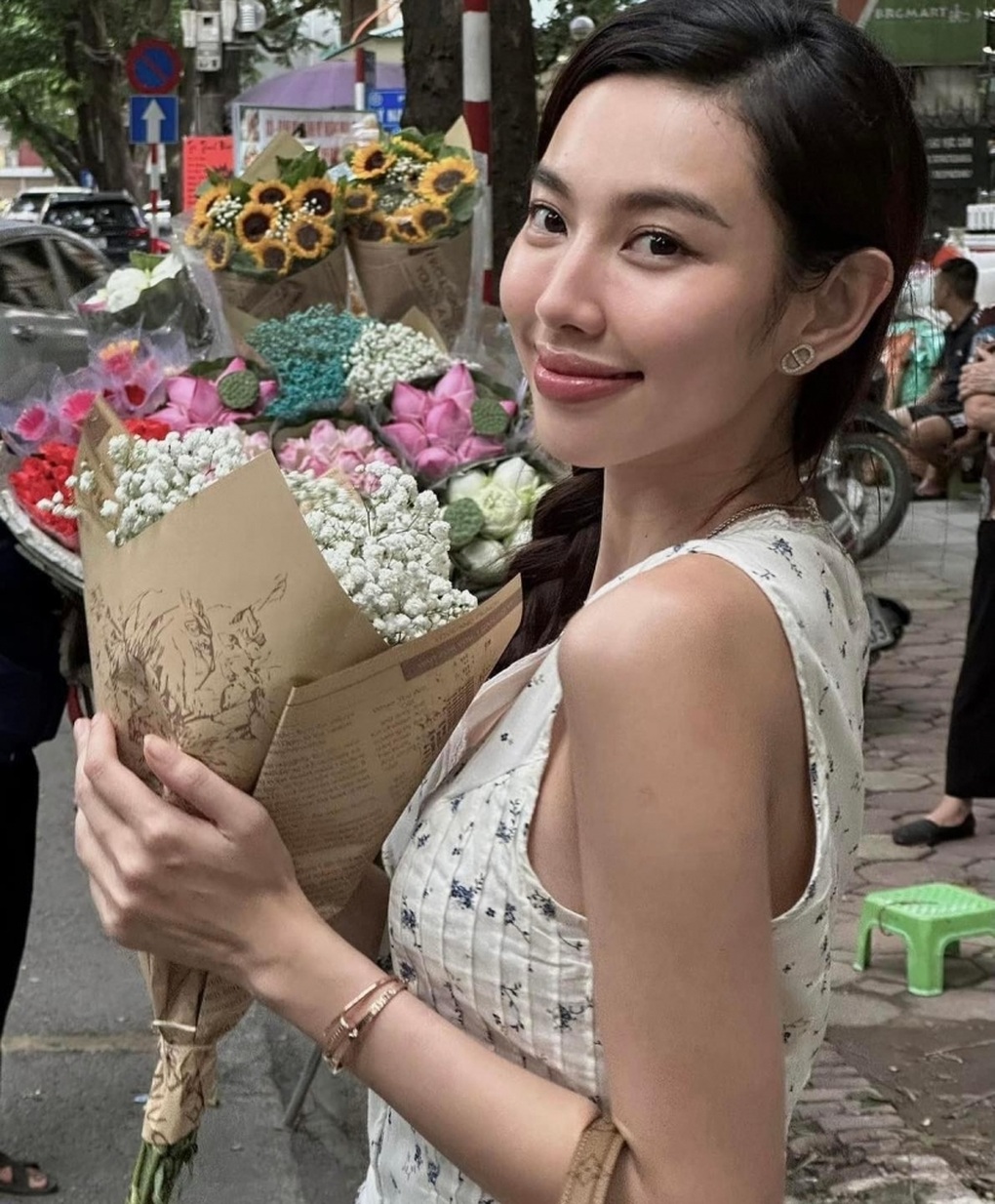 Dàn hoa hậu giản dị xuống phố mùa thu Hà Nội, chụp ảnh bên xe hoa-5