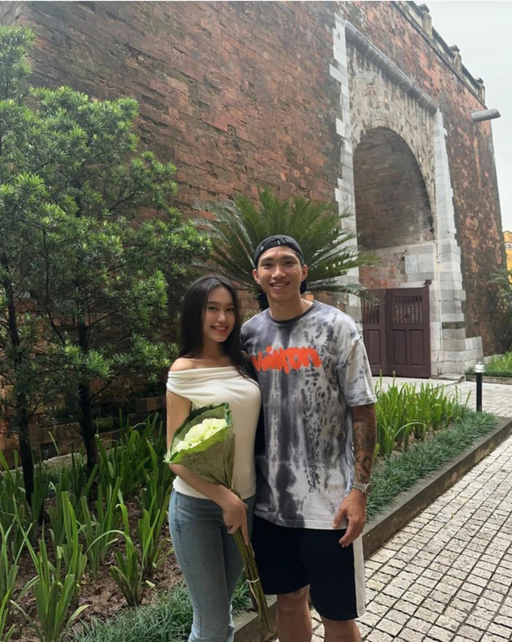 Dàn hoa hậu giản dị xuống phố mùa thu Hà Nội, chụp ảnh bên xe hoa-6