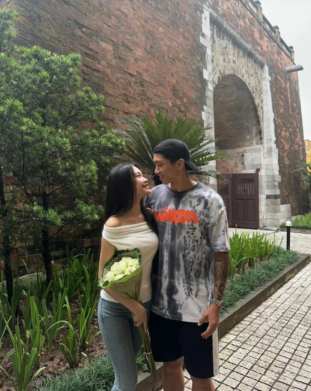 Dàn hoa hậu giản dị xuống phố mùa thu Hà Nội, chụp ảnh bên xe hoa-7