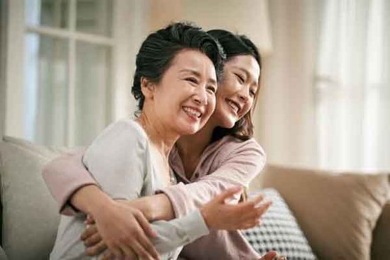 Mẹ chồng dè bỉu khi nghỉ việc, 2 năm sau bà cầm tay tôi khóc và cảm ơn