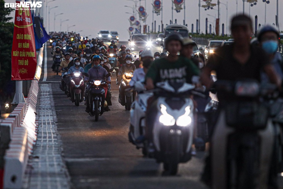 Cầu Vĩnh Tuy hết cảnh ùn tắc giờ cao điểm-5