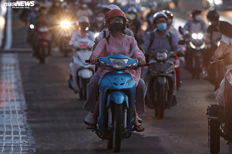 Cầu Vĩnh Tuy hết cảnh ùn tắc giờ cao điểm-6