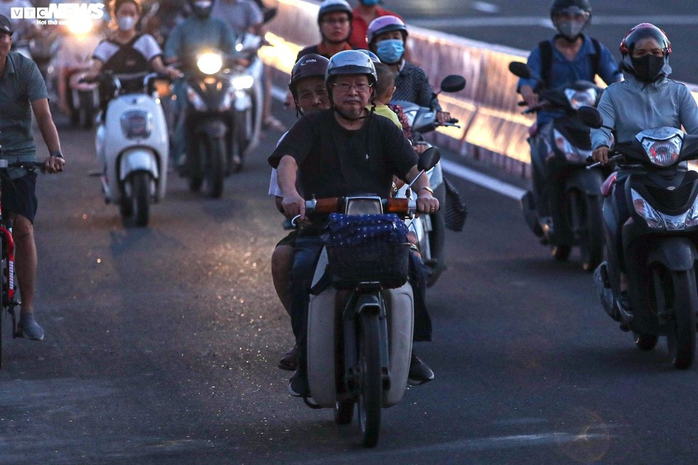 Cầu Vĩnh Tuy hết cảnh ùn tắc giờ cao điểm-7