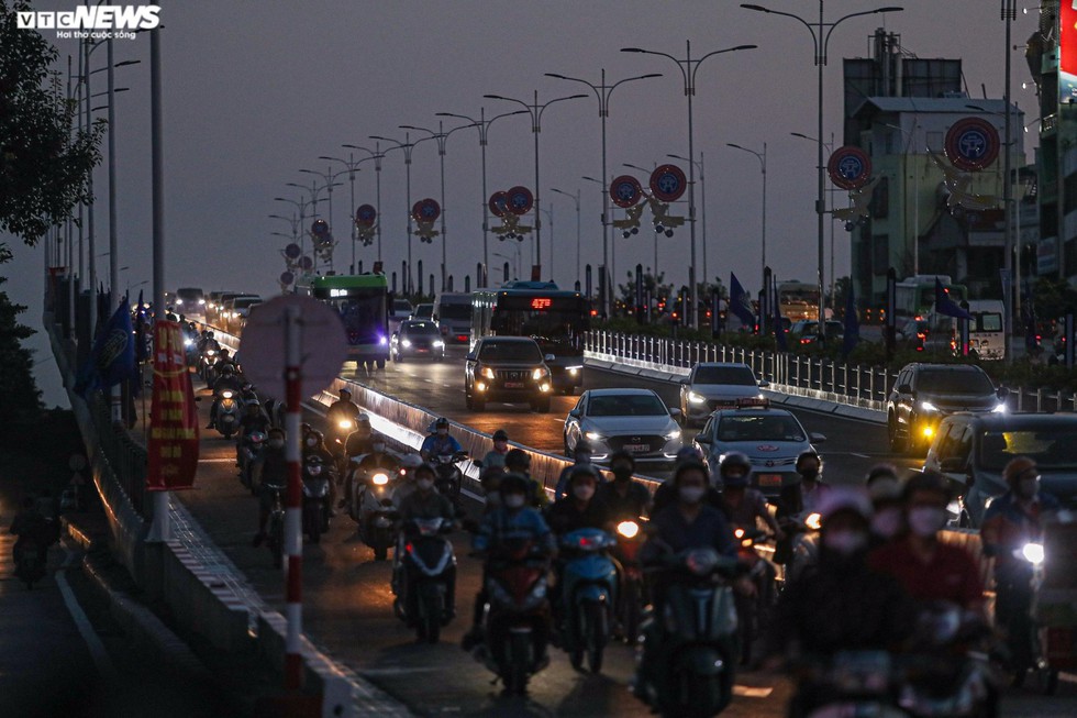 Cầu Vĩnh Tuy hết cảnh ùn tắc giờ cao điểm-8