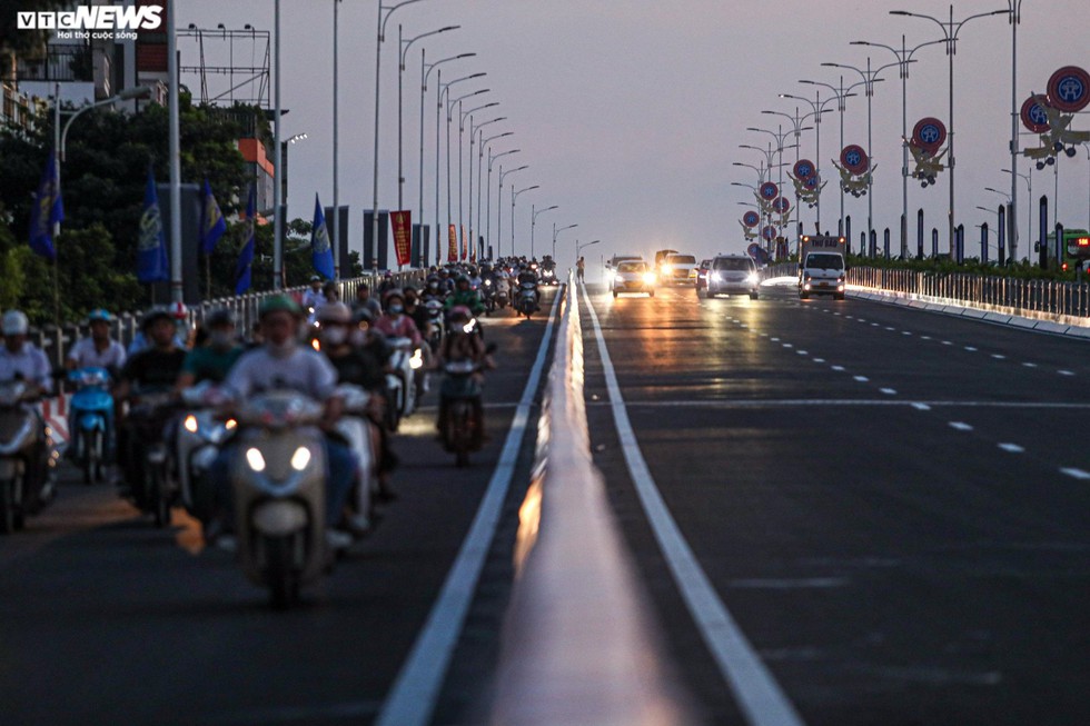 Cầu Vĩnh Tuy hết cảnh ùn tắc giờ cao điểm-9