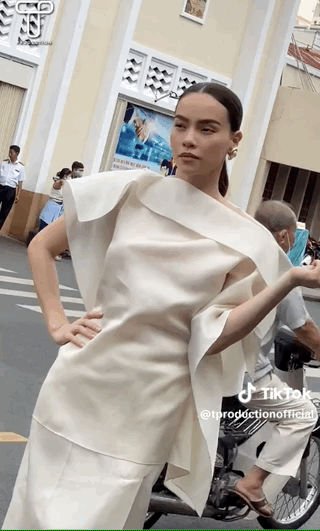 Cam thường zoom cận nhan sắc Hà Hồ trên phố, để lộ khoảnh khắc khó chịu ra mặt-2