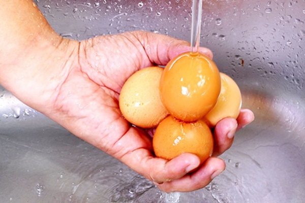 Có cần rửa trứng trước khi luộc, rán?-1