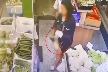 Siêu trộm làm nhân viên siêu thị sốc: Giấu quả bí trong váy vẫn đi lại nhẹ nhàng