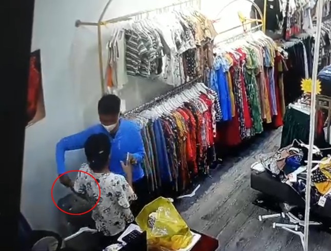 CLIP: Nam thanh niên cầm dao nhọn hoắt khống chế người phụ nữ trong shop quần áo-1