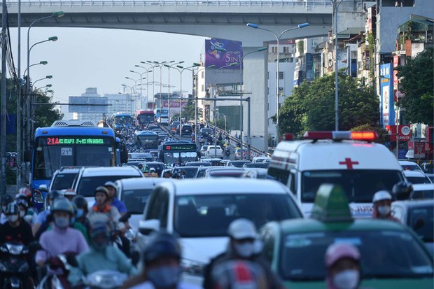 Người dân thủ đô nhích từng chút trên đường trong ngày làm việc cuối cùng trước kỳ nghỉ lễ 2/9-1