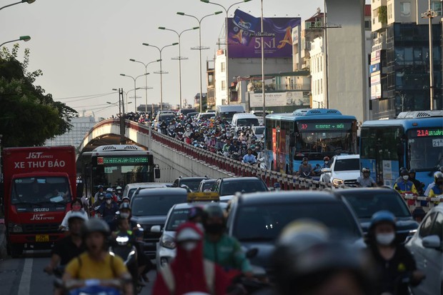 Người dân thủ đô nhích từng chút trên đường trong ngày làm việc cuối cùng trước kỳ nghỉ lễ 2/9-2