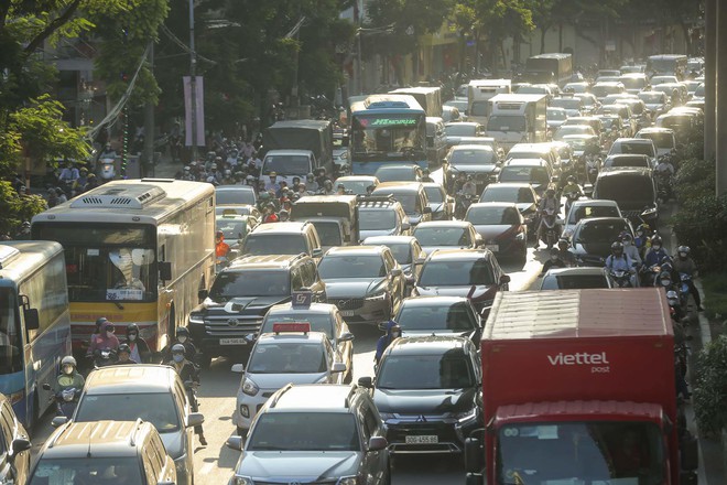 Người dân thủ đô nhích từng chút trên đường trong ngày làm việc cuối cùng trước kỳ nghỉ lễ 2/9-8