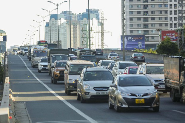 Người dân thủ đô nhích từng chút trên đường trong ngày làm việc cuối cùng trước kỳ nghỉ lễ 2/9-10