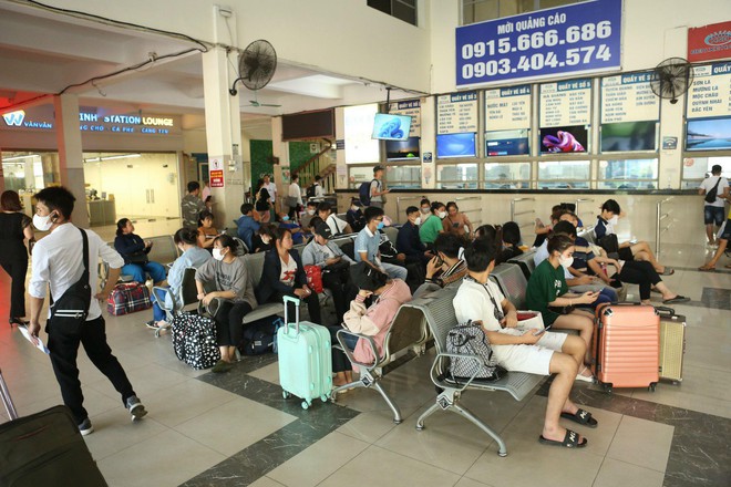 Người dân thủ đô nhích từng chút trên đường trong ngày làm việc cuối cùng trước kỳ nghỉ lễ 2/9-17