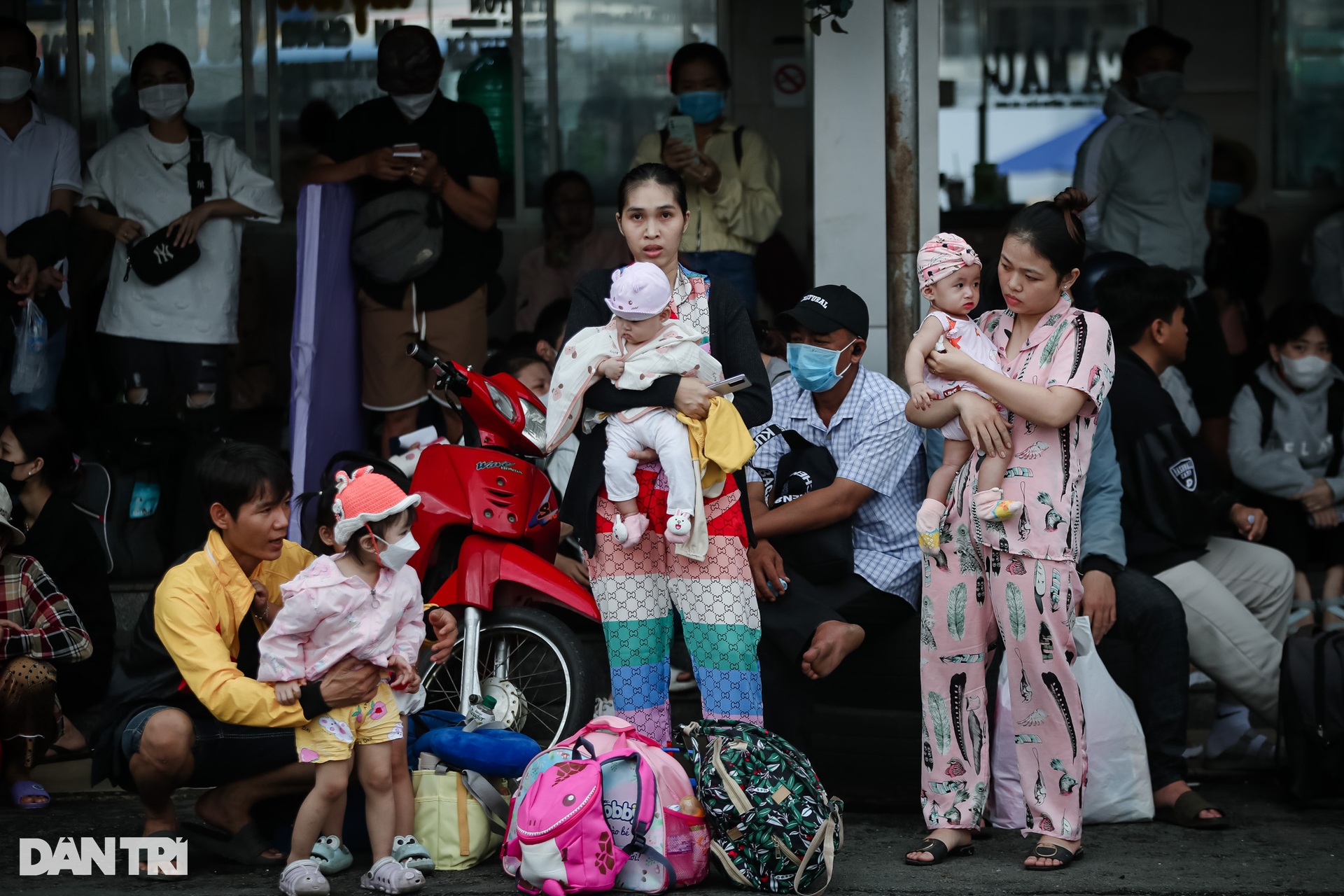 Người dân ở TPHCM vạ vật, nhích từng chút trên đường về quê nghỉ lễ-1