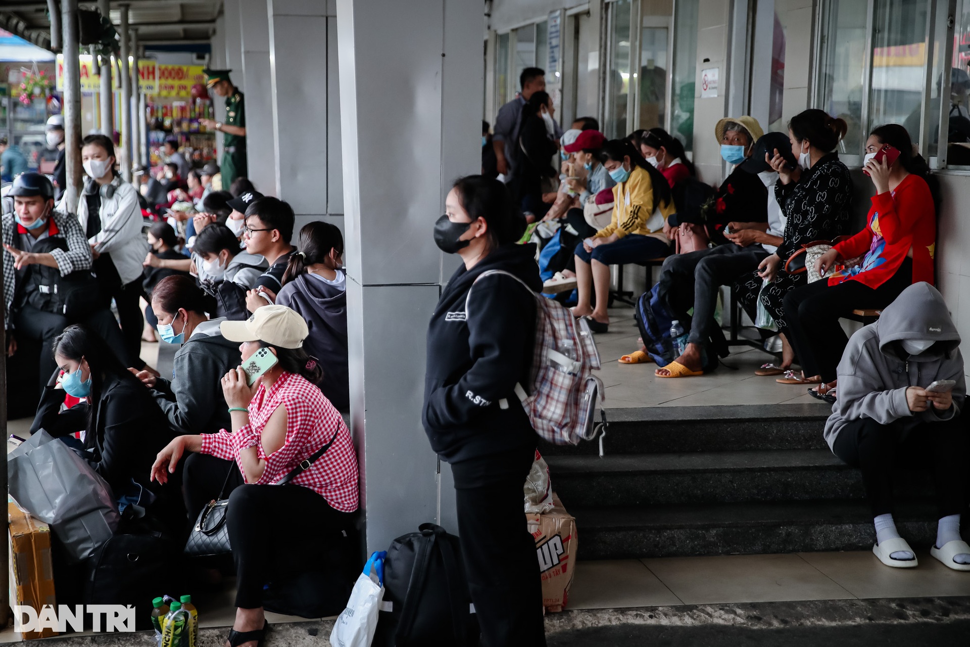 Người dân ở TPHCM vạ vật, nhích từng chút trên đường về quê nghỉ lễ-4