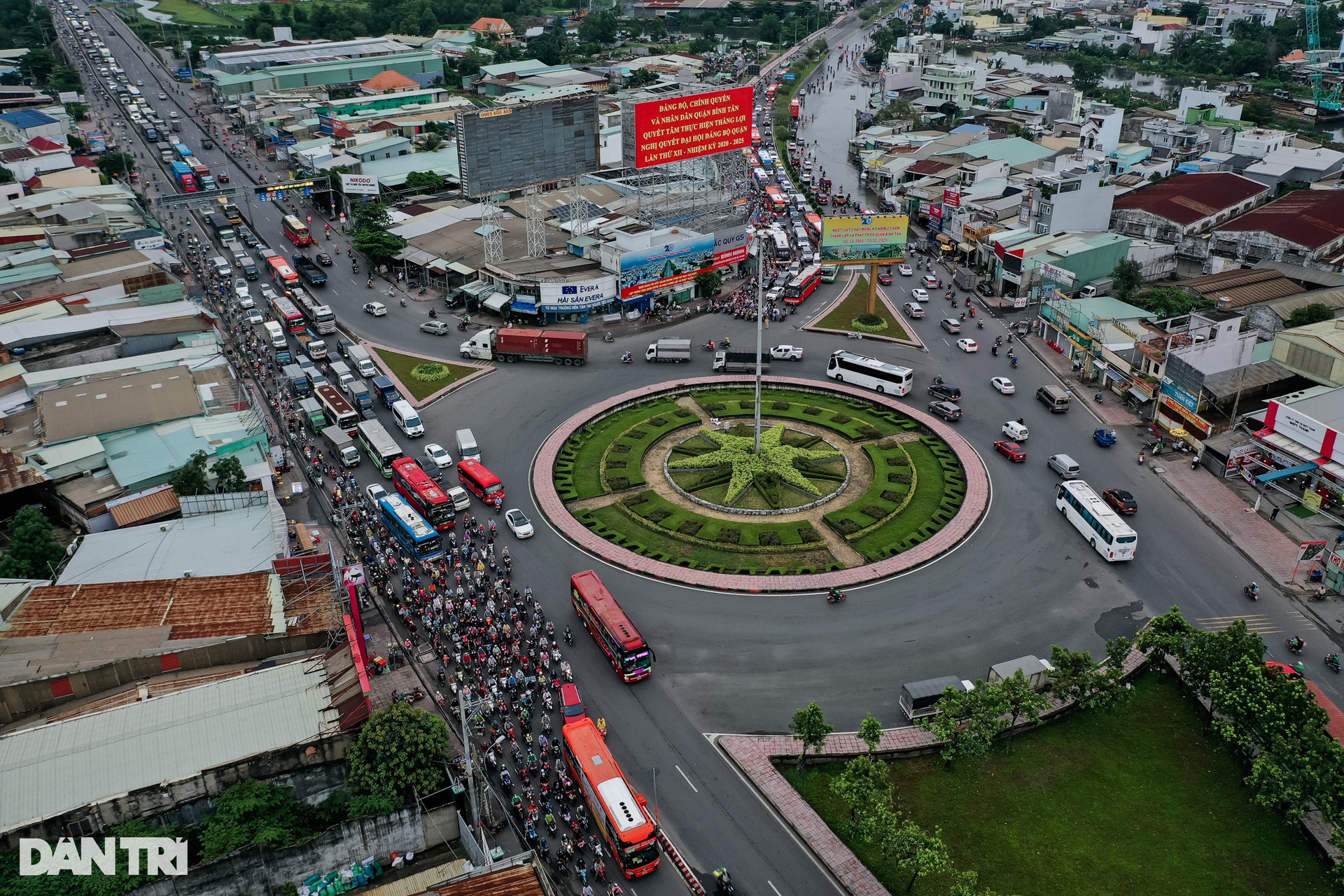 Người dân ở TPHCM vạ vật, nhích từng chút trên đường về quê nghỉ lễ-5