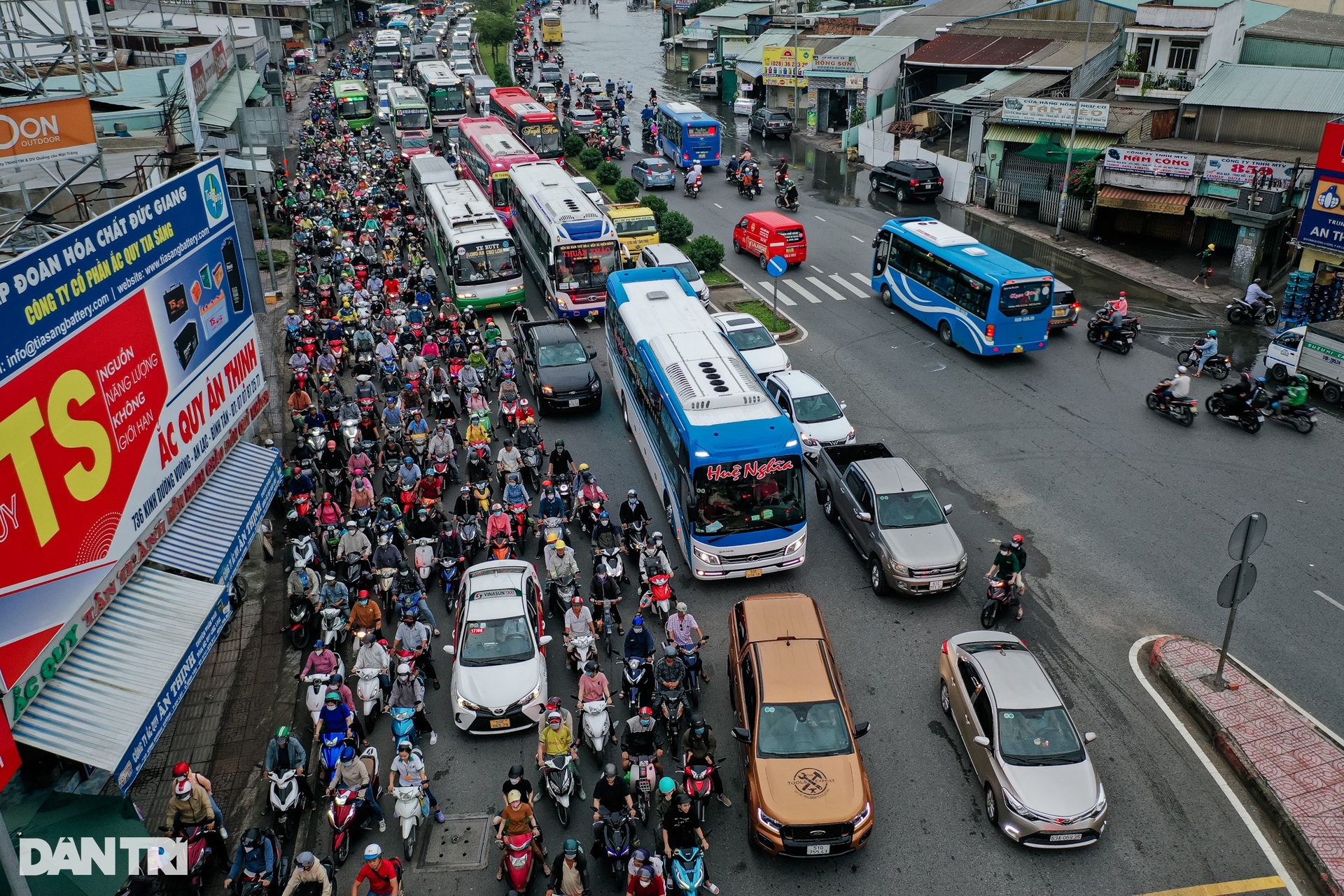 Người dân ở TPHCM vạ vật, nhích từng chút trên đường về quê nghỉ lễ-6