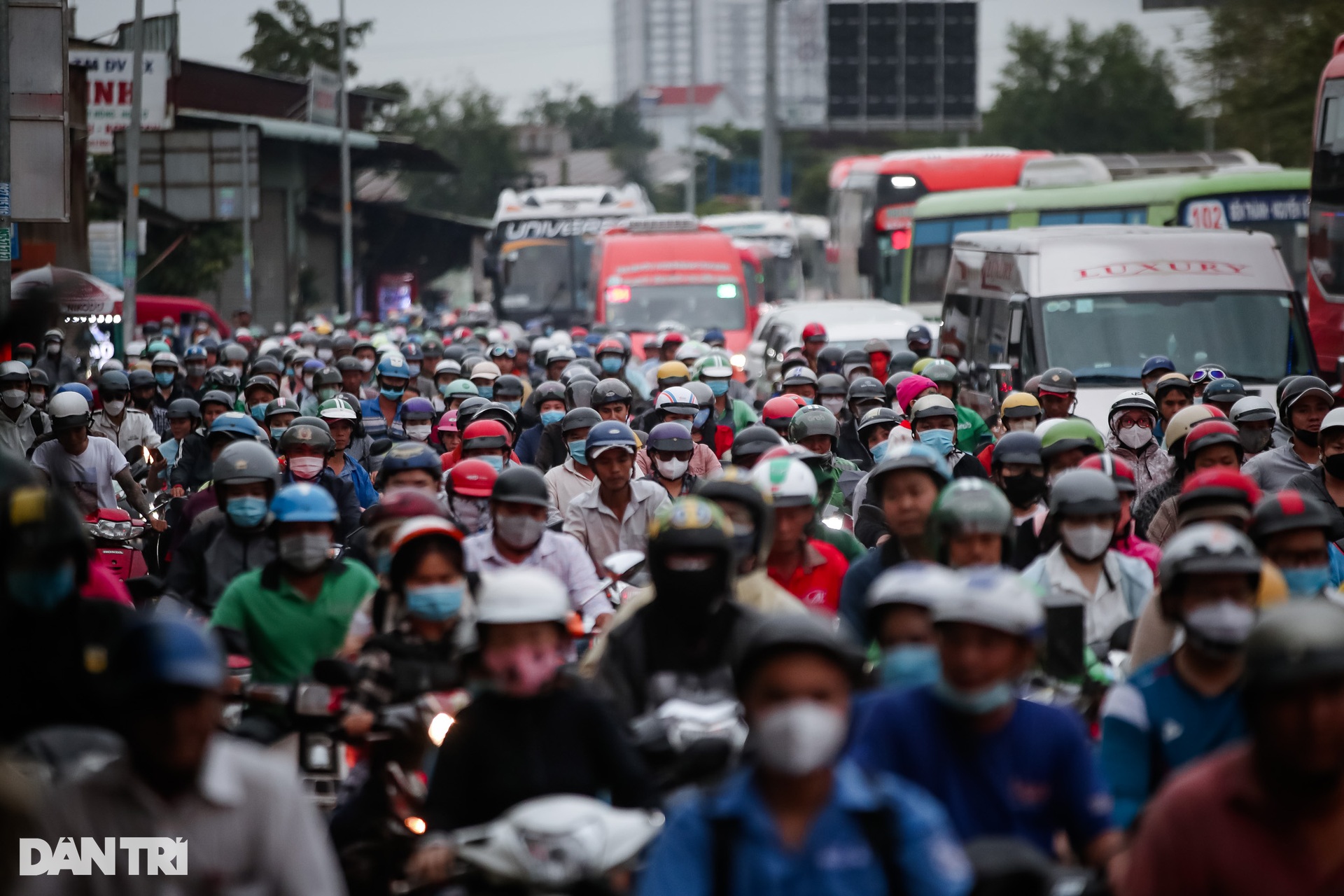 Người dân ở TPHCM vạ vật, nhích từng chút trên đường về quê nghỉ lễ-7