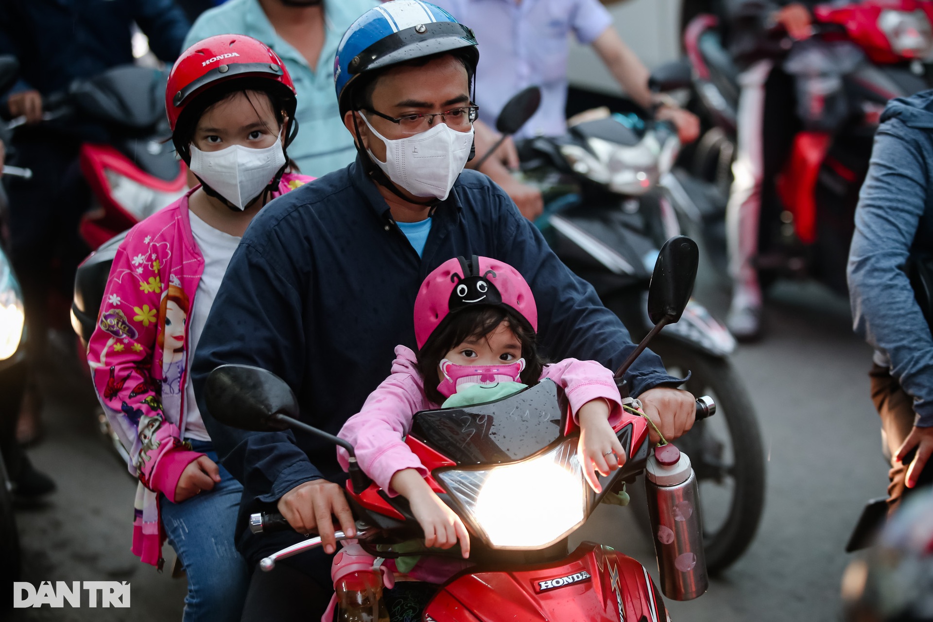 Người dân ở TPHCM vạ vật, nhích từng chút trên đường về quê nghỉ lễ-8