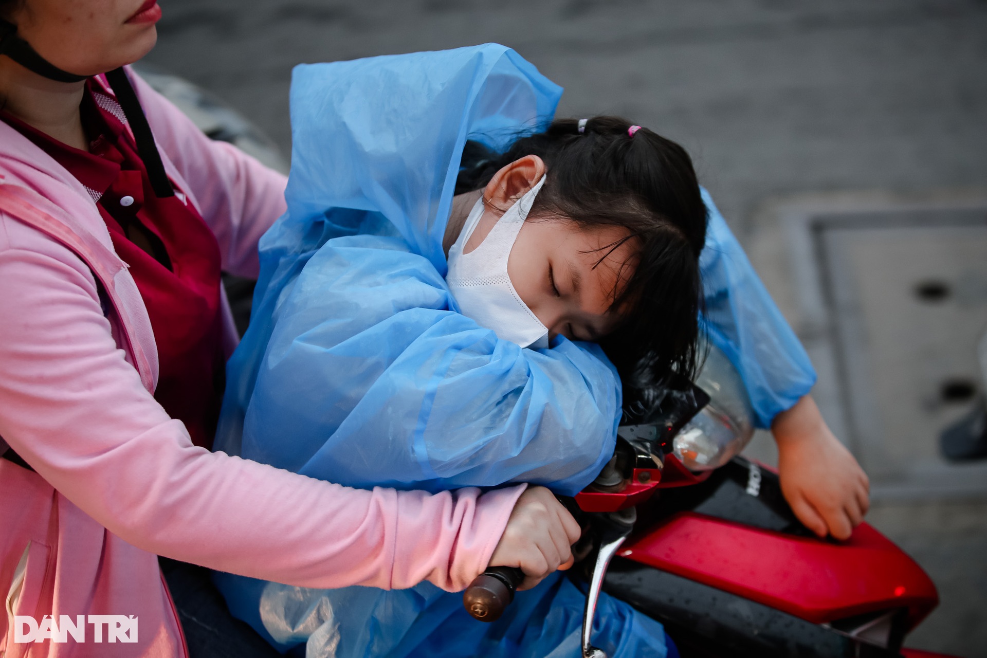 Người dân ở TPHCM vạ vật, nhích từng chút trên đường về quê nghỉ lễ-9