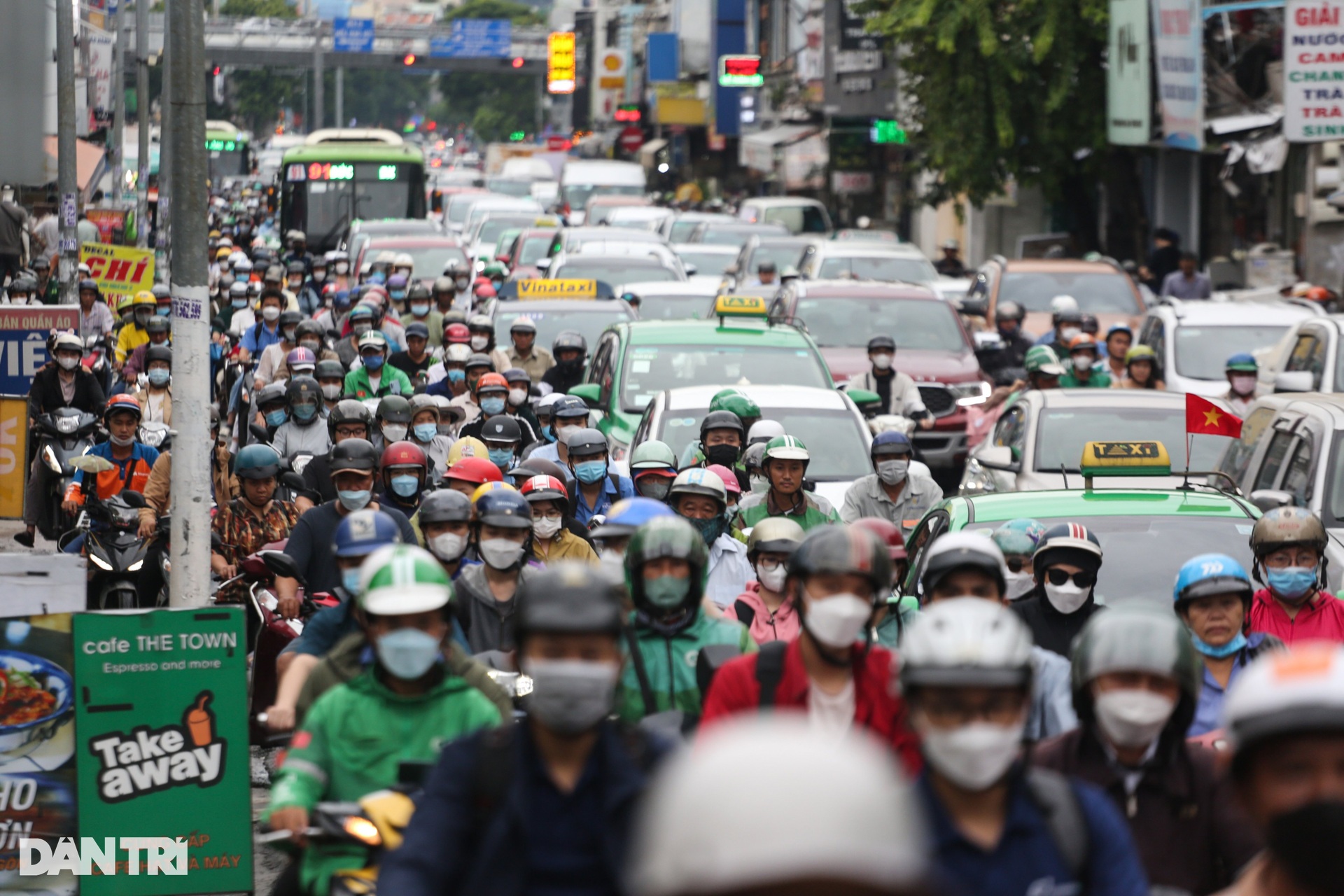 Người dân ở TPHCM vạ vật, nhích từng chút trên đường về quê nghỉ lễ-10