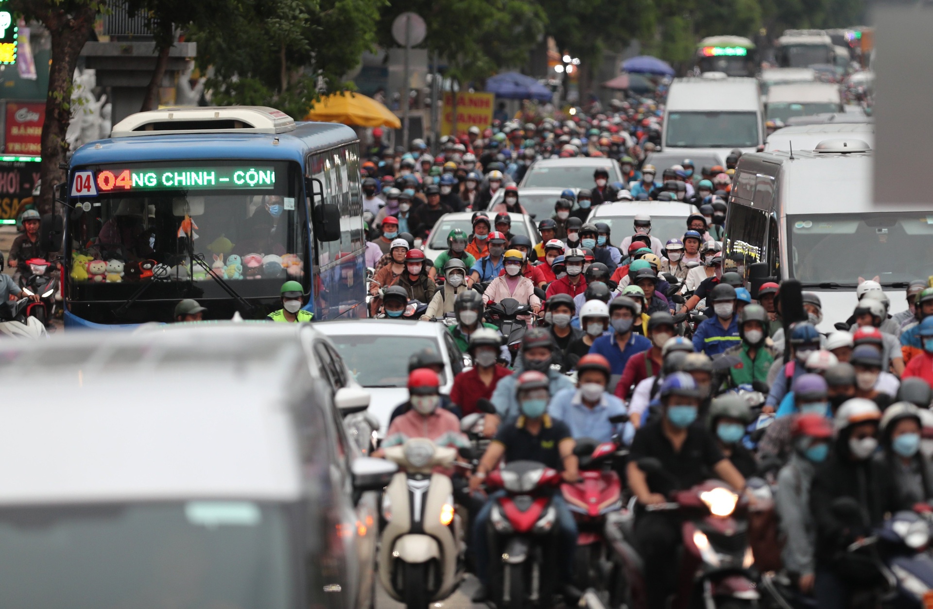 Người dân ở TPHCM vạ vật, nhích từng chút trên đường về quê nghỉ lễ-11