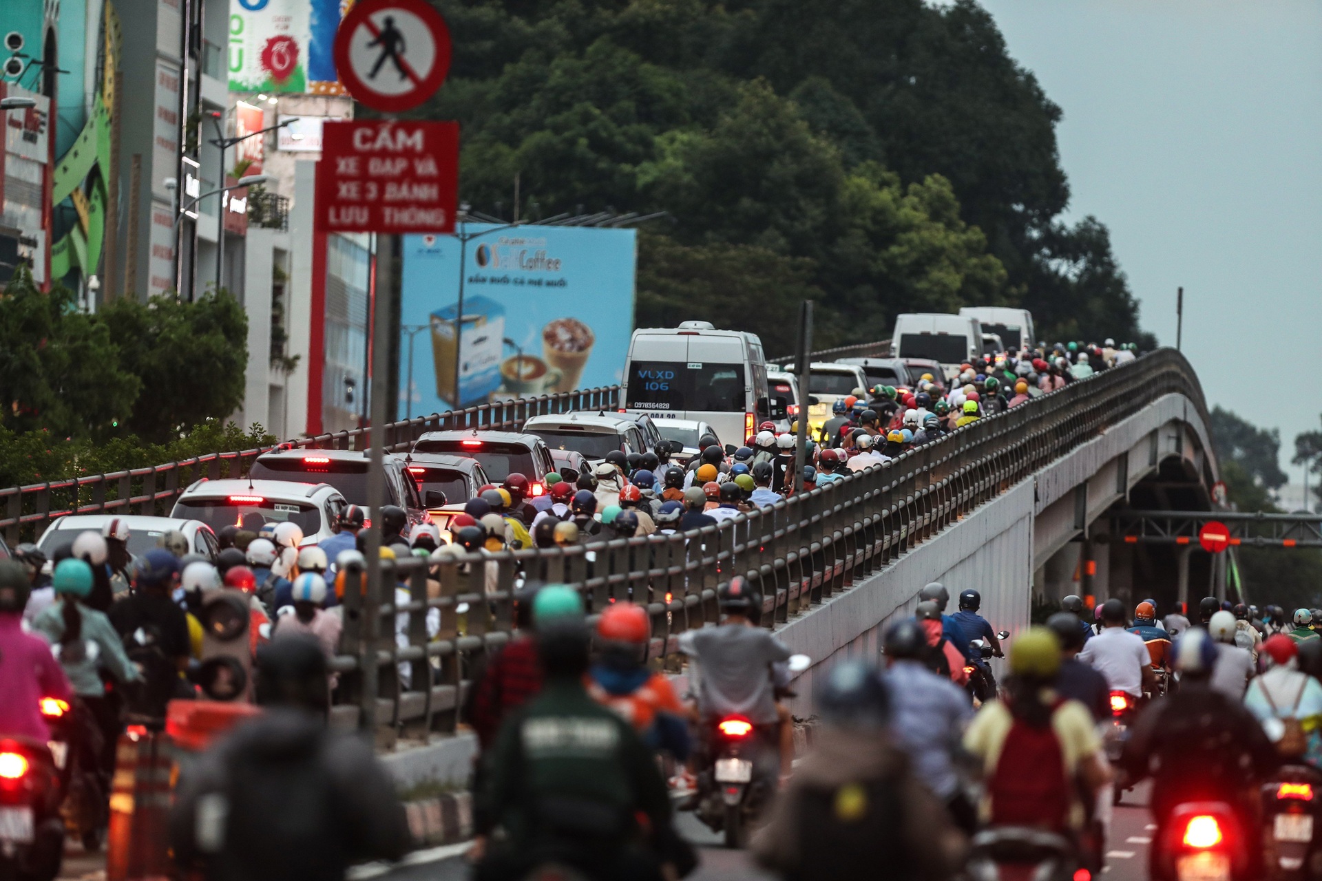 Người dân ở TPHCM vạ vật, nhích từng chút trên đường về quê nghỉ lễ-12