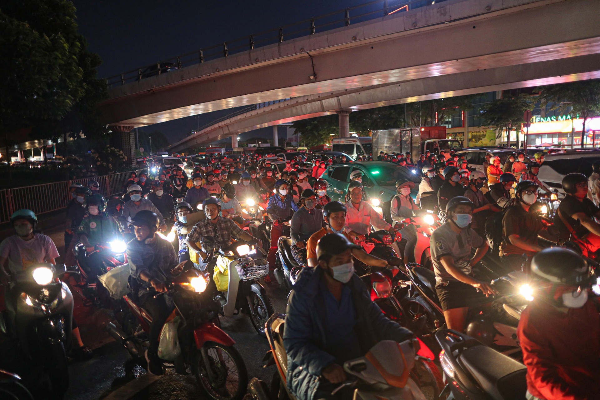 Người dân ở TPHCM vạ vật, nhích từng chút trên đường về quê nghỉ lễ-13