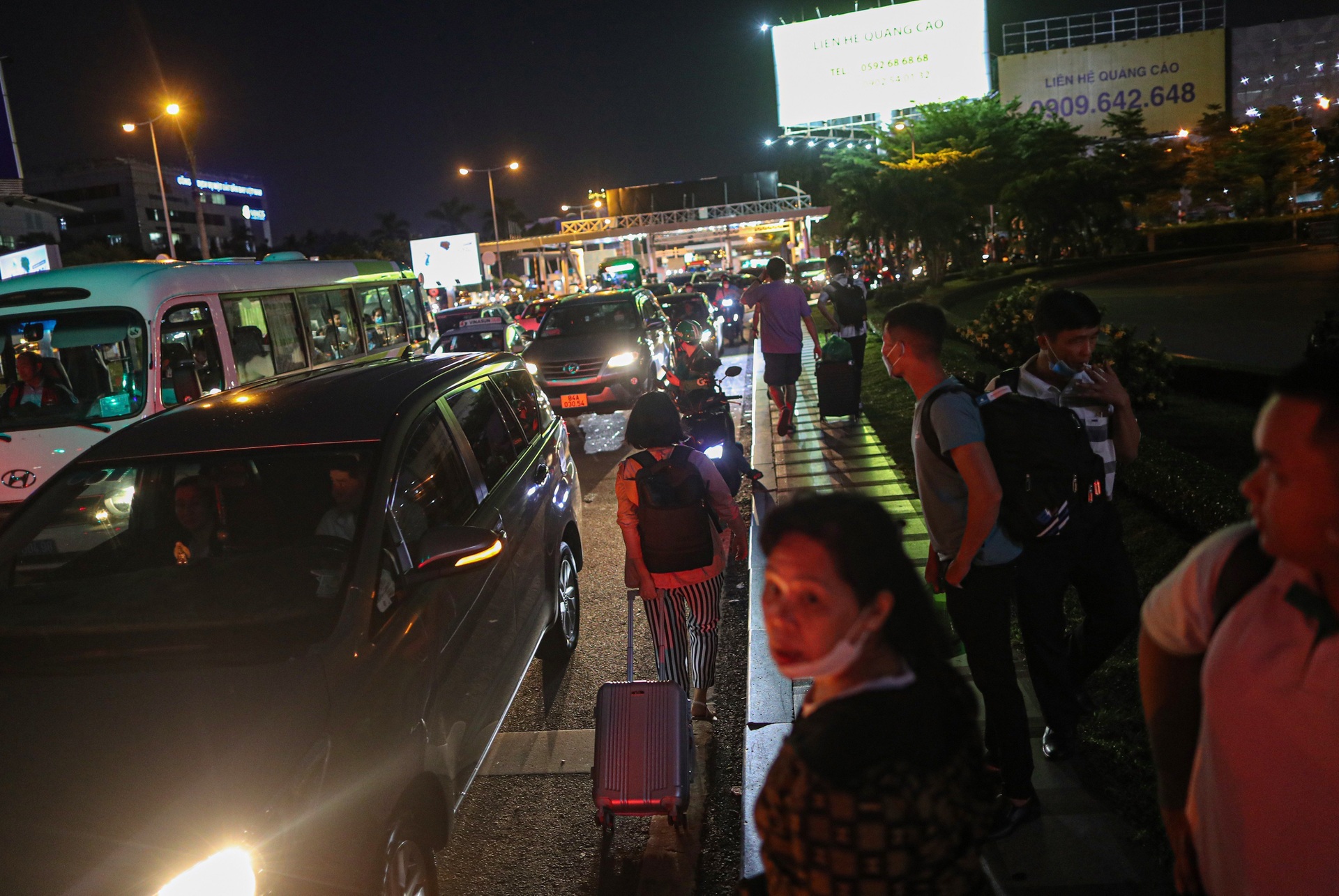 Người dân ở TPHCM vạ vật, nhích từng chút trên đường về quê nghỉ lễ-14