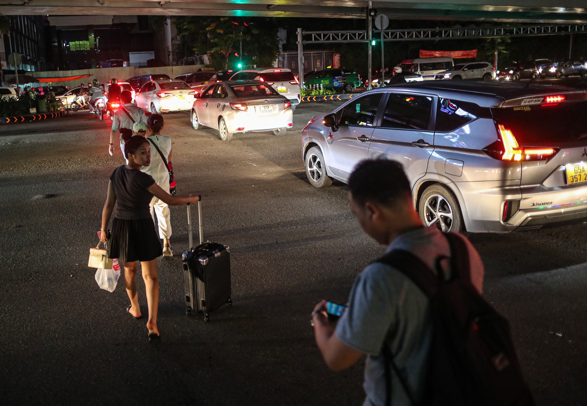 Người dân ở TPHCM vạ vật, nhích từng chút trên đường về quê nghỉ lễ-15