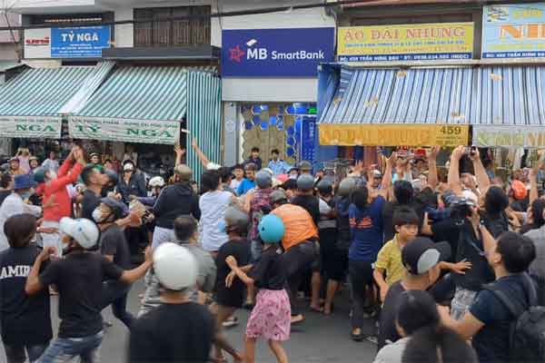 Clip: Hỗn loạn trước cơ sở thẩm mỹ ở TPHCM để chờ nhận 300.000 đồng-2