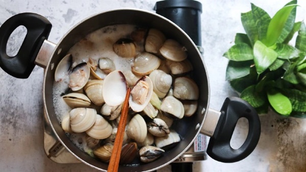 Chỉ cần thêm 1 nguyên liệu này, món nem rán sẽ ngon ngọt bất ngờ-2