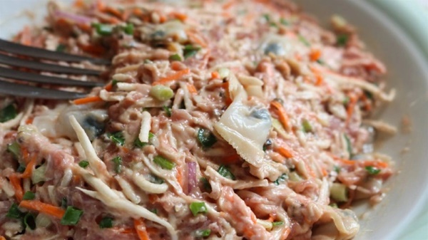 Chỉ cần thêm 1 nguyên liệu này, món nem rán sẽ ngon ngọt bất ngờ-3