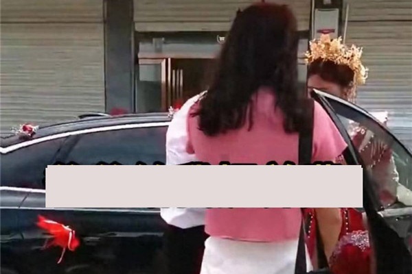 Đưa con đến phá đám cưới của chồng cũ vì lý do đau lòng-1