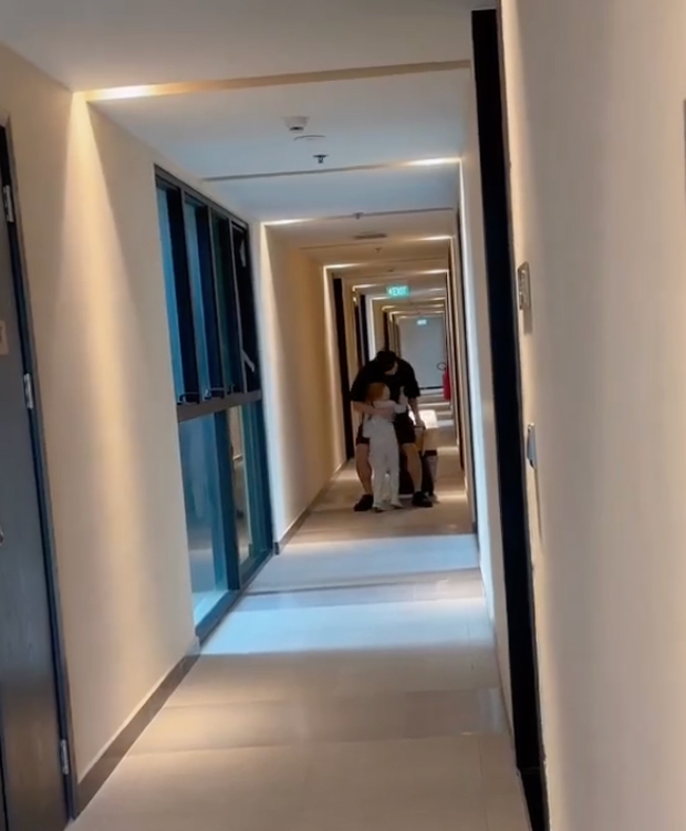 Vợ Tây và con trai hào hứng đón Bùi Tiến Dũng trở về sau chức vô địch V.League 2023-1